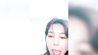 难得一见顶级无毛白虎肥穴，超肥一线天跳蛋塞入，揉搓阴蒂爽的浑身颤抖，娇喘呻吟嗲嗲，高潮出水极度诱惑