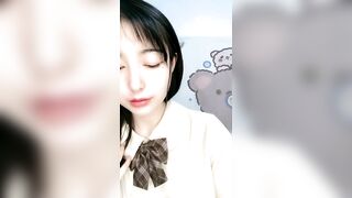 颜值区优质清纯系嫩妹玩大转盘，撩起短裙黑丝肥臀，没穿内裤超嫩小穴，小尺度诱惑，抬起双腿若隐若现，极度诱惑