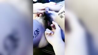 风骚姐妹一起大秀直播，姐姐露脸玩弄骚妹妹的淫逼，水多好激情抠穴舔逼玩弄，双逼一起面对镜头淫声荡语不断