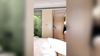 一线天肥穴美女【Park3】大尺度秀极其淫荡，高跟鞋插逼，扩阴器假屌抽插，高潮大量喷尿，润滑油抹胸双指扣穴很湿