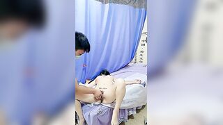 中医养生馆【下篇】跟好姐妹一起来找男技师按摩，特殊服务揉奶抠逼直接草上了，隔着帘子的呻吟浴火焚身自慰，隔着爆草