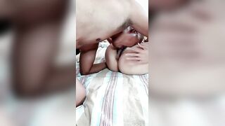 大黑鸡巴草短发骚少妇，全程露脸深喉口交顶到她干呕，各种体位爆草骚逼和菊花，草了菊花的大鸡巴塞到嘴里射精
