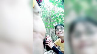 带婊妹去户外激情啪啪【Park2】全程露脸深喉大鸡巴，卡在树上疯狂输出浪荡呻吟，地上主动上位抽插揉捏骚奶子刺激