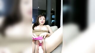 强力推荐【下篇】刚播完美级别无毛粉穴美女，包臀裙开档内裤，坚挺大白美乳身材一流，振动棒按摩器双管齐下，大量出白浆似牛奶