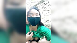 户外小少妇苞米地边勾搭农民伯伯激情啪啪，口交大鸡巴让小哥草嘴，直接站着爆草抽插揉捏骚奶子，激情上位