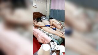 技校19小妹和风骚老阿姨跟两个大哥玩4P【上篇】全程露脸丝袜情趣被两大哥捆起来一起草嘴，各种蹂躏玩逼吃奶抽插