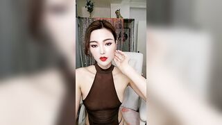 烈焰红唇妖艳浓妆御姐极度诱惑【上篇】丁字裤紧身裙搔首弄姿，内裤拨一边给你看穴，揉捏奶子换装连体吊带网袜