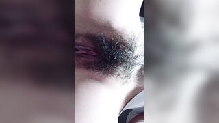 豹纹内衣性感眼镜御姐极度诱惑【中篇】翘起双腿拉紧内裤，掰穴手指抠入厕所尿尿，跪在沙发扭动肥臀，淫语骚话不断