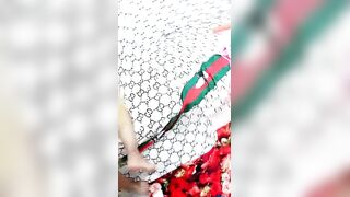 母女直播激情大秀4P【上篇】全程露脸菊花塞鸡蛋道具被两大哥草骚穴，母女互草一起舔鸡巴，草了骚逼草菊花比母狗还骚